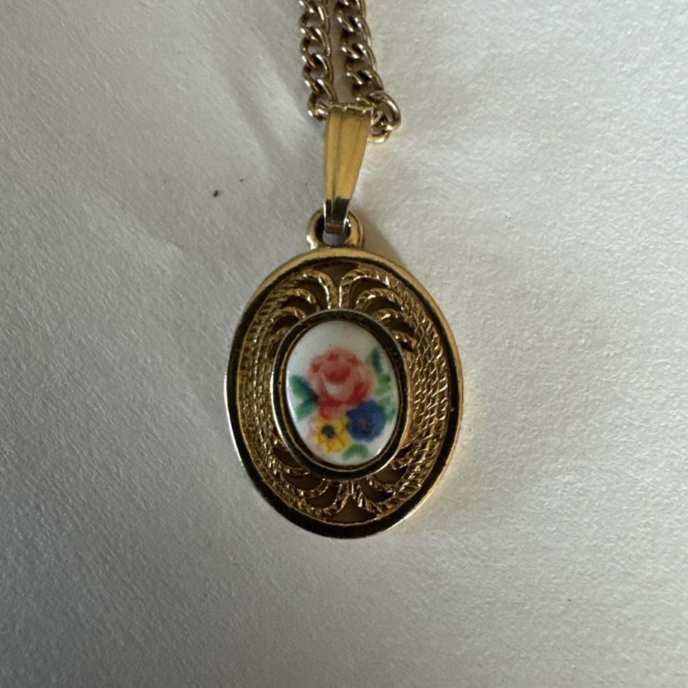 Sarah Coventry Tiny Floral Cameo Pendant Charm Ceramic Center Gold Tone W/chain